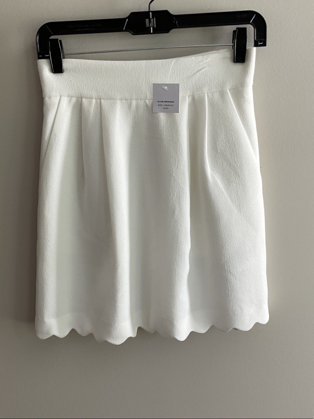 NWT Club Monaco White Scalloped Hem Textured Mini Skirt Size 2